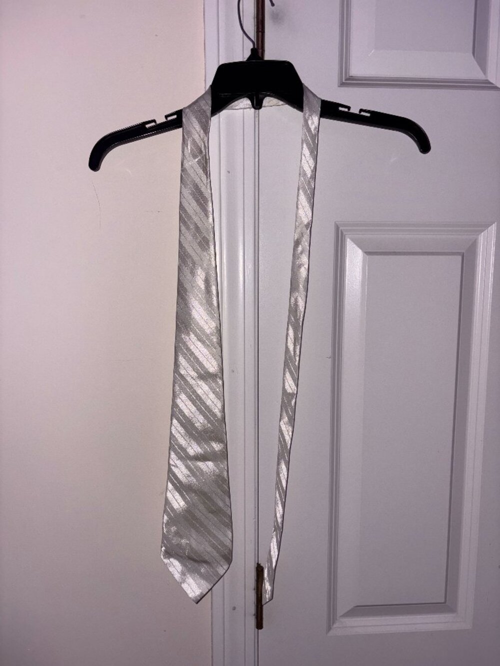 Unbranded necktie, solid shiny white with diagonal satin stripes, men's size OS.